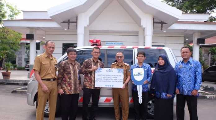 Pemkab Gowa Terima Bantuan Ambulans dari PT Taspen dan Wuling Makassar Sekda gowa
