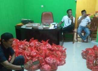 IKA SMPN Bontonompo Gowa Bagikan Ratusan Paket Sembako