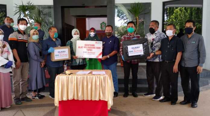 BNI Cabang Mattoanging sumbang APD dan Masker Medis ke Pemkab Takalar Takalar