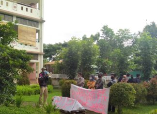 Aliansi Mahasiswa Tarbiyah Kembali Melakukan Aksi Menuntut Pimpinan FTK UINAM Untuk Mundur Dari Jabatannya