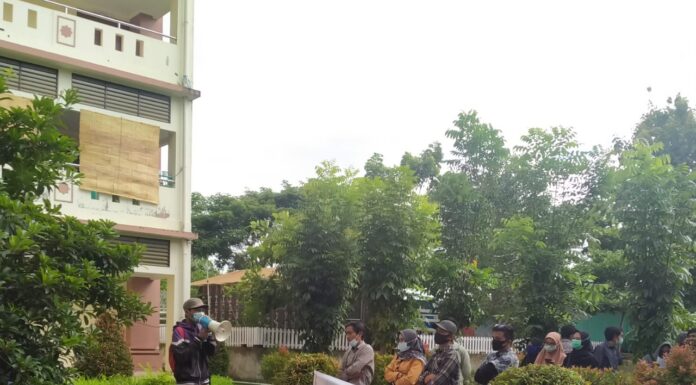 Aliansi Mahasiswa Tarbiyah Kembali Melakukan Aksi Menuntut Pimpinan FTK UINAM Untuk Mundur dari Jabatannya Aliansi Mahasiswa Tarbiyah Kembali Melakukan Aksi Menuntut Pimpinan FTK UINAM Untuk Mundur Dari Jabatannya