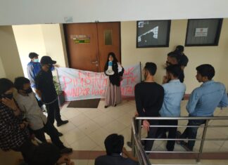 Aliansi Mahasiswa Tarbiyah Segel Ruang Dekan Fakultas Tarbiyah dan Keguruan