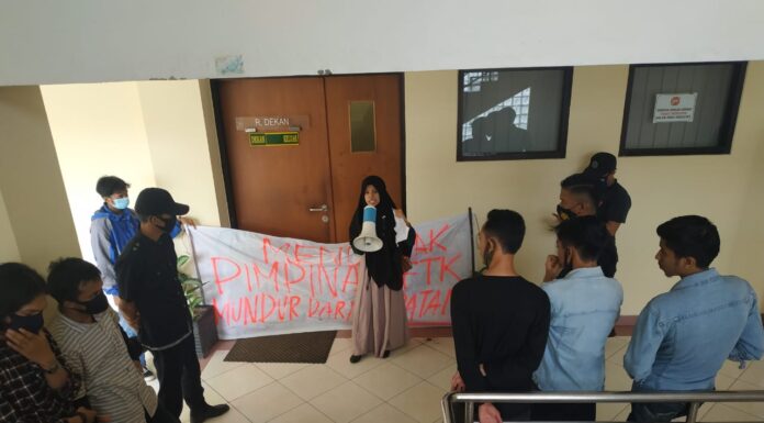 Aliansi Mahasiswa Tarbiyah Segel Ruang Dekan Fakultas Tarbiyah dan Keguruan Aliansi Mahasiswa Tarbiyah Segel Ruang Dekan Fakultas Tarbiyah dan Keguruan