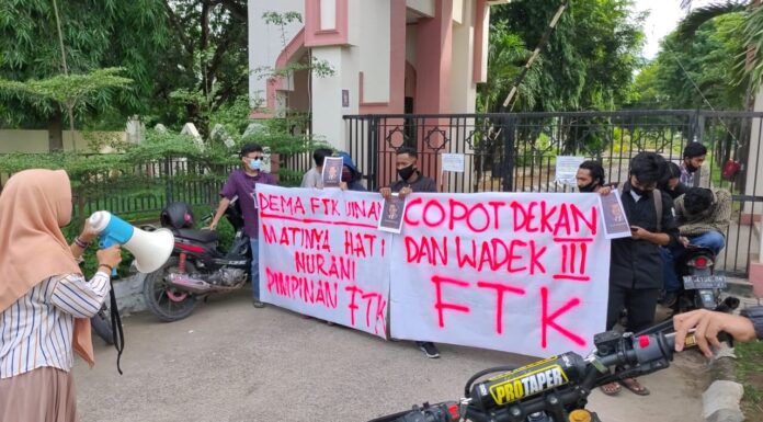 Akibat Insiden Pelemparan, DEMA FTK UINAM Menuntut Pimpinan Untuk Mundur Dari Jabatannya. Akibat Insiden Pelemparan, DEMA FTK UINAM Menuntut Pimpinan Untuk Mundur Dari Jabatannya.