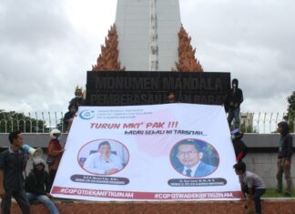 DEMA FTK UINAM Memberikan Kado Misterius Kepada Pimpinan di Hari Tahun Baru