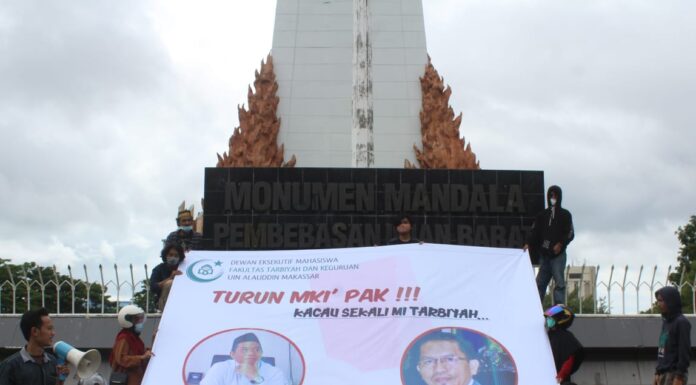 DEMA FTK UINAM Memberikan Kado Misterius Kepada Pimpinan di Hari Tahun Baru DEMA FTK UINAM Memberikan Kado Misterius Kepada Pimpinan di Hari Tahun Baru