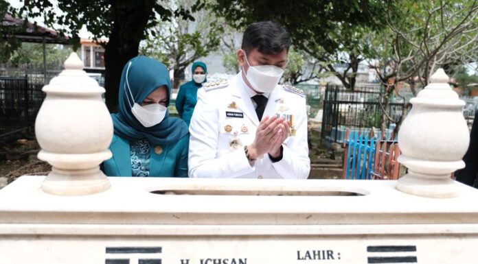 Usai Dilantik, Adnan-Kio Ziarah ke Makam Ichsan Yasin Limpo Adnan Kio