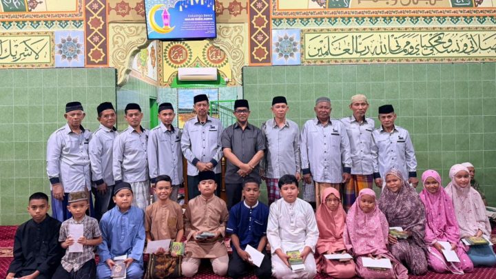 Wakil Ketua DPRD Gowa Hasrul Abdul Rajab Tarawih di Batangkaluku Sekaligus Serahkan Hadiah Lomba Ramadan DPRD Gowa